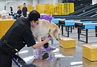인천 연수구 인천세관 해상특송물류센터 검사장에서 탐지견이 불법 특송물품을 탐지하고 있다.2025.8.14.(사진=저작권자(c) 연합뉴스, 무단 전재-재배포 금지)
