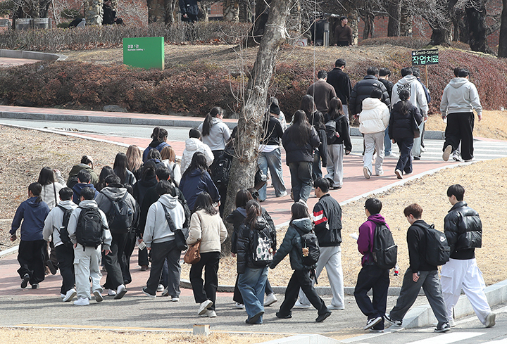 5일 대구대학교 경산캠퍼스에서 개교 70주년 기념 '신입생 환영 주간'을 맞아 신입생들이 줄지어 캠퍼스 투어를 하고 있다. 2026.3.5 (ⓒ뉴스1, 무단 전재-재배포 금지)