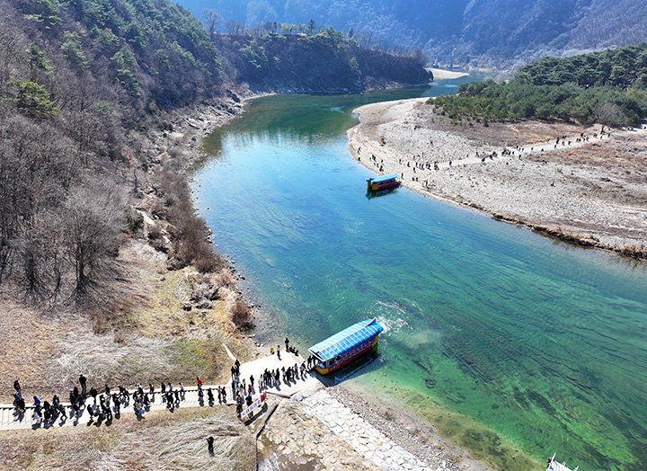 최근 관객 수 1500만 명을 돌파한 영화 '왕과 사는 남자'의 역사적 배경이 된 강원 영월군 청령포에 지난 8일 관광객 발걸음이 이어지고 있다.(사진=저작권자(c) 연합뉴스, 무단 전재-재배포 금지)