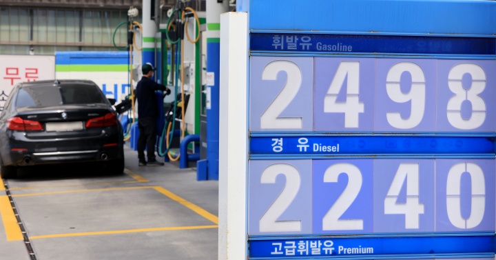 중동 사태 장기화로 국제유가 급등세가 이어진 30일 서울 시내의 한 주유소에서 운전자가 주유를 하고 있다. 보도자료 내용과 직접적 관계 없음.(ⓒ뉴스1, 무단 전재-재배포 금지)