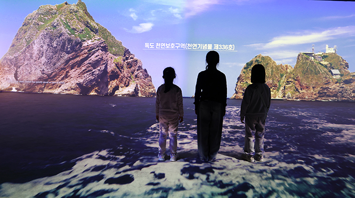 지난달 22일 서울 영등포구 타임스퀘어에 마련된 동북아역사재단 독도체험관에서 아이들이 독도 관련 설명을 듣고 있다.(ⓒ뉴스1, 무단 전재-재배포 금지)