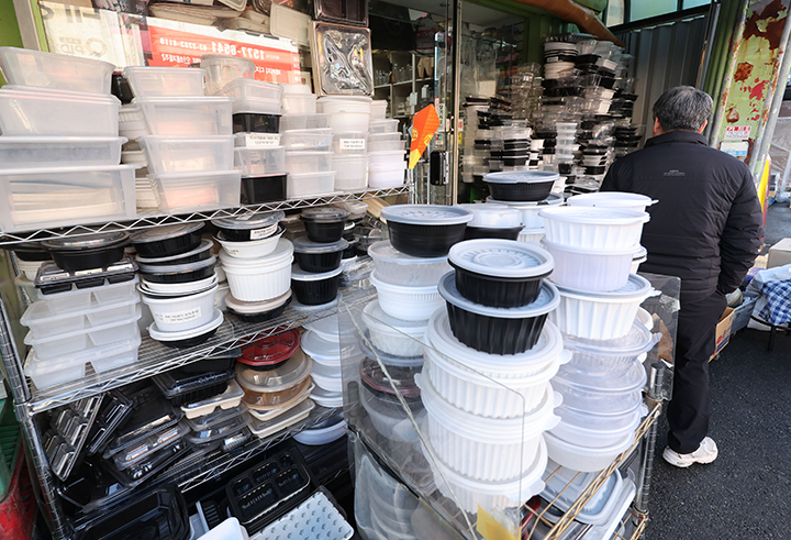 중동전쟁으로 플라스틱과 비닐 등 포장재 원료인 나프타 가격이 상승하는 가운데 31일 서울 중구 방산시장의 포장재 판매 점포를 찾은 한 시민이 제품을 둘러보고 있다. 2026.3.31 (사진=저작권자(c) 연합뉴스, 무단 전재-재배포 금지)