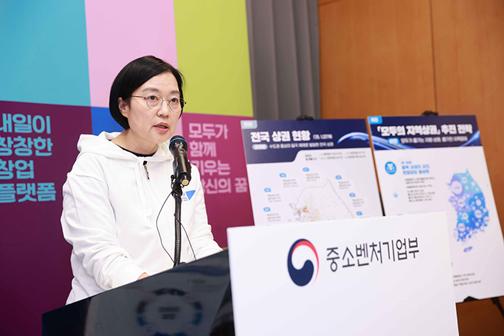 한성숙 중소벤처기업부 장관이 25일 오후 서울 서초구 드림플러스 강남에서 열린 모두의 창업 프로젝트 발대식에서 국가창업시대 전략회의 관련 사후 브리핑을 하고 있다.  2026.3.25 (사진=중소벤처기업부)