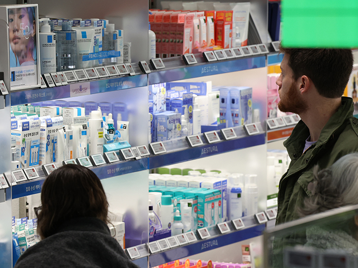 24일 서울의 한 올리브영에서 외국인들이 화장품을 고르는 모습. 2025.11.24 (사진=저작권자(c) 연합뉴스, 무단 전재-재배포 금지)