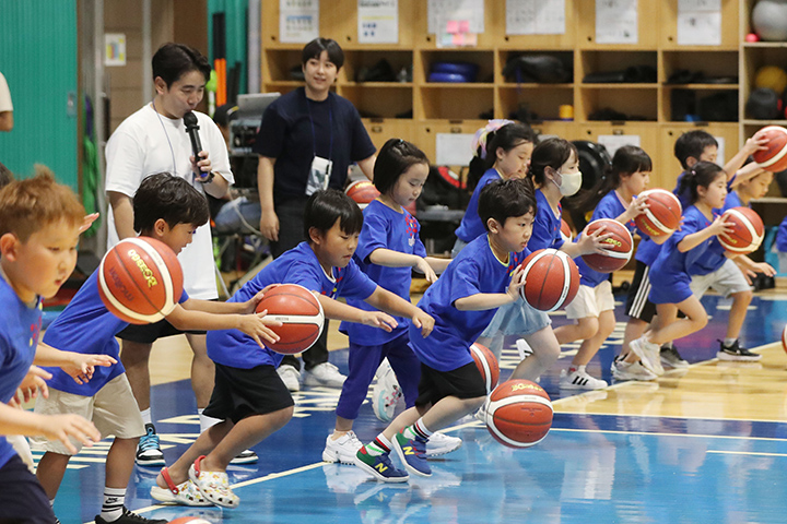 경기 용인시 기흥구 삼성트레이닝센터(STC)에서 열린 'W-페스티벌 in 용인'에서 아이들이 농구 체험을 하고 있다. 2023.8.2 (ⓒ뉴스1, 무단 전재-재배포 금지)