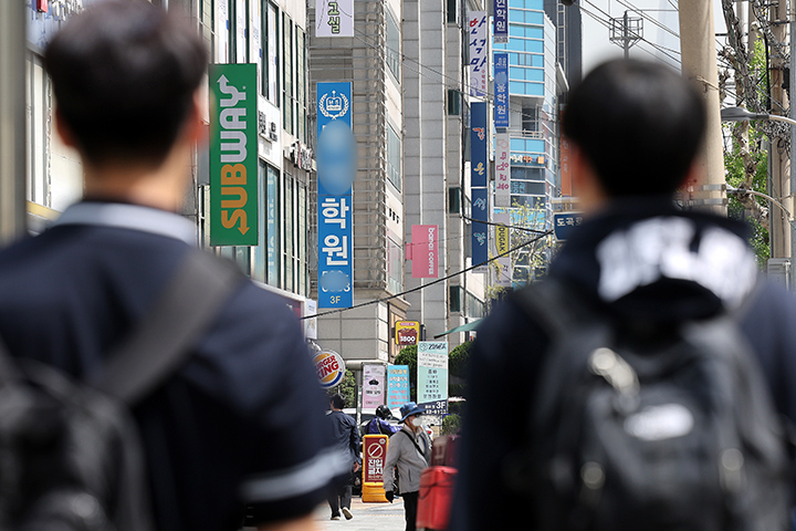 서울 강남구 대치동 학원가에서 학생들이 이동하고 있다. 2024.4.18 (ⓒ뉴스1, 무단 전재-재배포 금지)