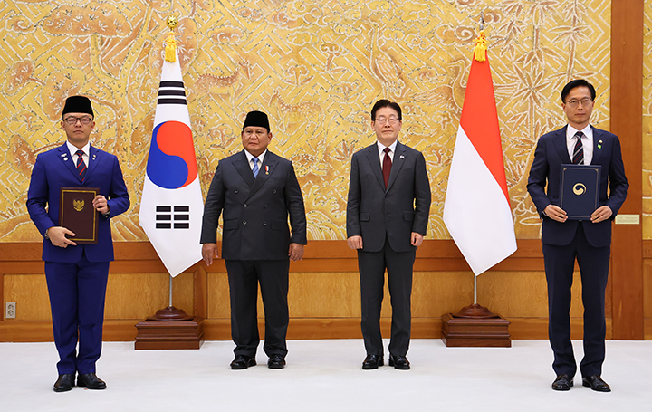 김용선 지식재산처장과 수기오노 인도네시아 외교부 장관이 1일 청와대에서 이재명 대통령과 프라보워 수비안토 대통령이 임석한 가운데 지식재산 보호 및 집행 협력 양해각서 문건을 교환한 뒤 기념 촬영을 하고 있다. 2026.4.1 (사진=저작권자(c) 연합뉴스, 무단 전재-재배포 금지)
