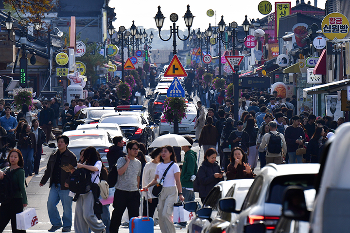 9일 경북 경주시 관광명소로 알려진 황리단길 곳곳이 관광객들로 붐비고 있다. 2025.11.9 (ⓒ뉴스1, 무단 전재-재배포 금지)