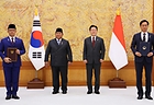 김용선 지식재산처장과 수기오노 인도네시아 외교부 장관이 1일 청와대에서 이재명 대통령과 프라보워 수비안토 대통령이 임석한 가운데 지식재산 보호 및 집행 협력 양해각서 문건을 교환한 뒤 기념 촬영을 하고 있다. 2026.4.1 (사진=저작권자(c) 연합뉴스, 무단 전재-재배포 금지)