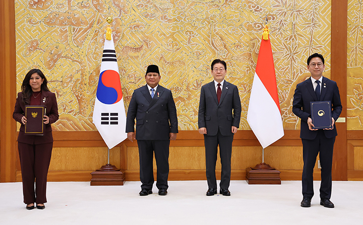 배경훈 부총리 겸 과학기술정보통신부 장관과 무티야 하피드 인도네시아 통신디지털부 장관이 1일 청와대에서 이재명 대통령과 프라보워 수비안토 대통령이 임석한 가운데 디지털 개발 협력 양해각서 문건을 교환한 뒤 기념 촬영을 하고 있다.(사진=저작권자(c) 연합뉴스, 무단 전재-재배포 금지)