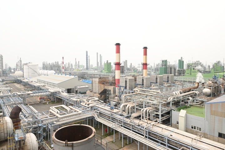 중동 사태에 따른 원료 수급 불안 영향으로 '나프타 대란' 우려가 확산하고 있는 1일 오후 전남 여수시 여수국가산단 내 여천NCC 나프타 가공 설비들이 가동되고 있다.(사진=저작권자(c) 연합뉴스, 무단 전재-재배포 금지)