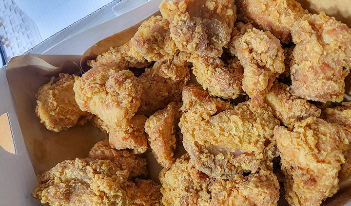 축하할 일이 있을 때에도, 친구들과 가볍게 수다를 떨 때에도 무난하고 맛있게 먹을 수 있는 메뉴가 바로 치킨이다. (본인촬영)