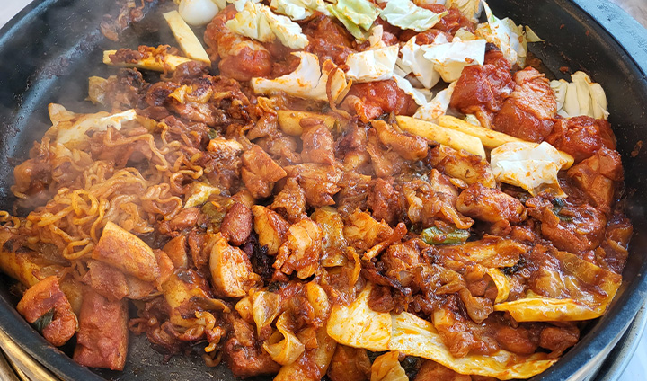 '닭갈비 편'을 보고, 친구들과 함께 춘천의 닭갈비를 직접 먹어보러 미식 여행을 다녀왔다. (본인촬영)