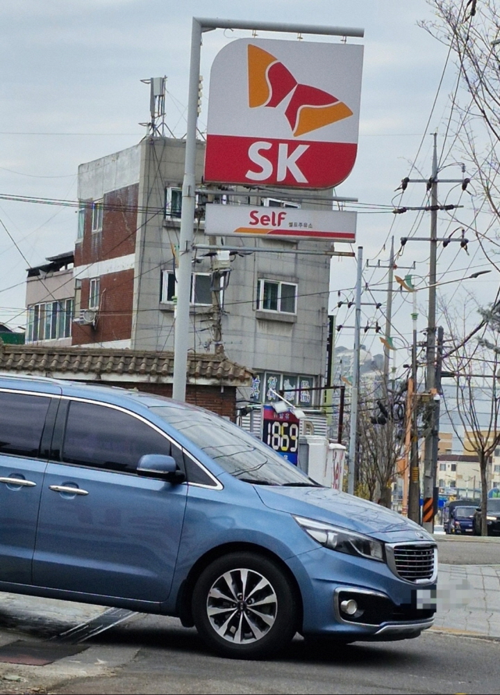 나는 기름 값이 더 오르지 않을까 하는 불안함에 가장 저렴한 주유소를 검색해 며칠 전에 휘발유를 채워 넣었다.(본인 촬영)