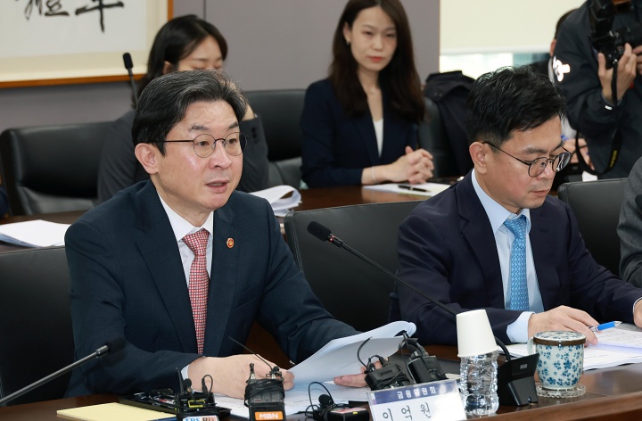 이억원 금융위원장이 1일 오전 서울 종로구 정부서울청사에서 재정경제부, 국토교통부, 행정안전부, 국세청, 한국은행, 금융감독원 등 관계기관과 업권별 협회, 5대 시중은행 등이 참석한 가운데 관계부처 합동으로 개최한 가계부채 점검회의를 개최했다.(사진=금융위원회 제공)