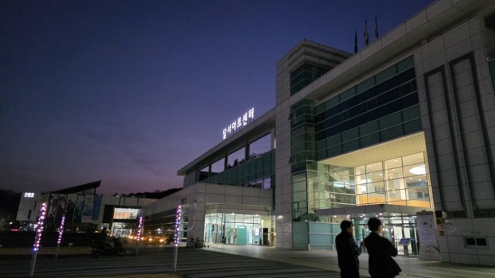 대구시 달서구에 위치한 달서아트센터에서 열리는 공연을 보러 갔다.본인 촬영