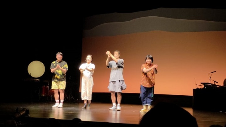 세상에 하나뿐인 코뿔소와 부모 없는 펭권이 서로를 의지하며 바다를 찾아가는 이야기다. 본인 촬영