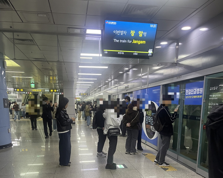 중동 전쟁 이후 대중 교통을 이용하는 사람들이 부쩍 많아진 느낌이다.(본인 촬영)