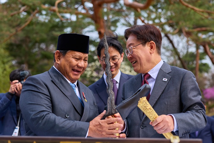 이재명 대통령이 1일 청와대 녹지원에서 열린 선물 교환 친교일정에서 프라보워 수비안토 인도네시아 대통령이 선물한 발리 크리스(단검)을 살펴보고 있다.2026.4.1(ⓒ뉴스1, 무단 전재-재배포 금지)