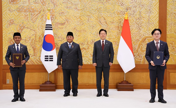 김정관 산업통상부 장관과 바흘릴 라하달리아 에너지광물자원부 장관이 1일 청와대에서 이재명 대통령과 프라보워 수비안토 인도네시아 대통령이 임석한 가운데 핵심광물 협력에 관한 양해각서를 체결한 뒤 기념촬영을 하고 있다. 2026.4.1(ⓒ뉴스1, 무단 전재-재배포 금지)