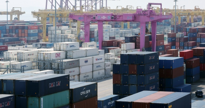 인천신항 컨테이너 터미널에 수출입 컨테이너가 쌓여 있는 모습. 2025.10.1 (ⓒ뉴스1, 무단 전재-재배포 금지)