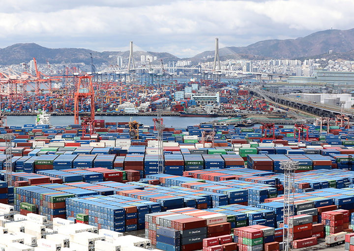 부산항 신선대부두와 감만부두 야적장에 쌓여있는 수출 컨테이너 모습. (사진은 기사 내용과 직접적 관련 없음) 2026.4.1 (ⓒ뉴스1, 무단 전재-재배포 금지)