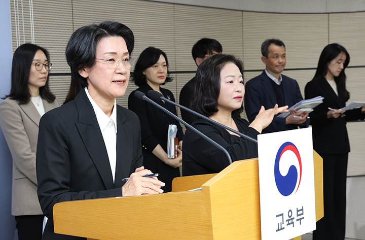 최은옥 교육부 차관이 2일 세종시 정부세종청사에서 지방정부가 지역 발전 전략과 연계해 대학을 육성하는 지역 혁신 중심 대학지원책의 라이즈 재구조화 방안을 발표하고 있다. 2026.4.2 (ⓒ뉴스1, 무단 전재-재배포 금지)