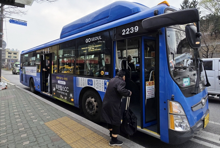 피곤하고 짐이 많았지만 조금 더 걸어 버스를 탔다.  <출처= 본인촬영>