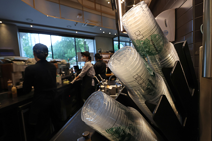 13일 서울의 한 커피 전문점에 놓인 일회용 컵의 모습. 2022.9.13 (사진=저작권자(c) 연합뉴스, 무단 전재-재배포 금지)