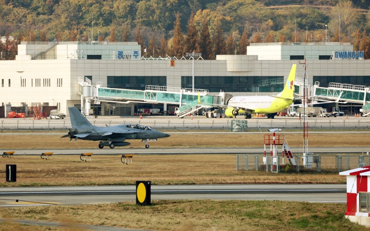 광주 광산구 광주공항에서 공군 제1전투비행단의 전투기가 이륙 준비를 하고 있다. 2025.11.19 (사진=저작권자(c) 연합뉴스, 무단 전재-재배포 금지)