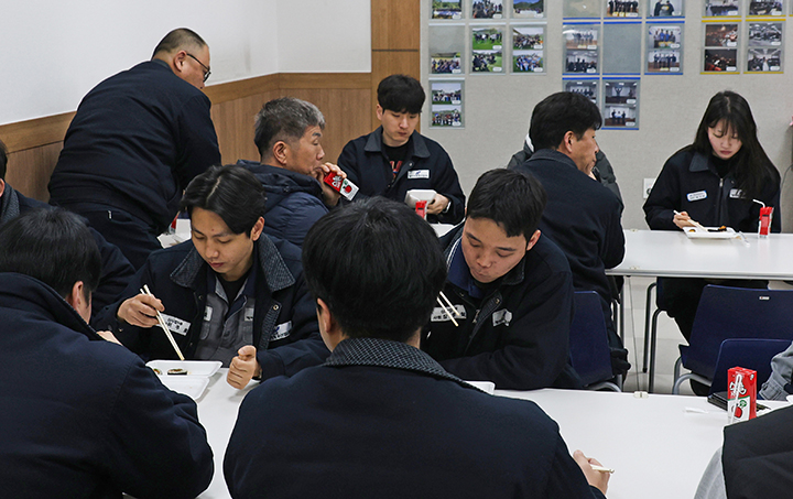 11일 오전 경남 김해시 진례면 케이피항공산업 노동자들이 정부와 경남도, 김해시가 지원하는 '천원의 아침밥' 사업으로 식사하고 있다. 2026.3.11 (사진=저작권자(c) 연합뉴스, 무단 전재-재배포 금지)