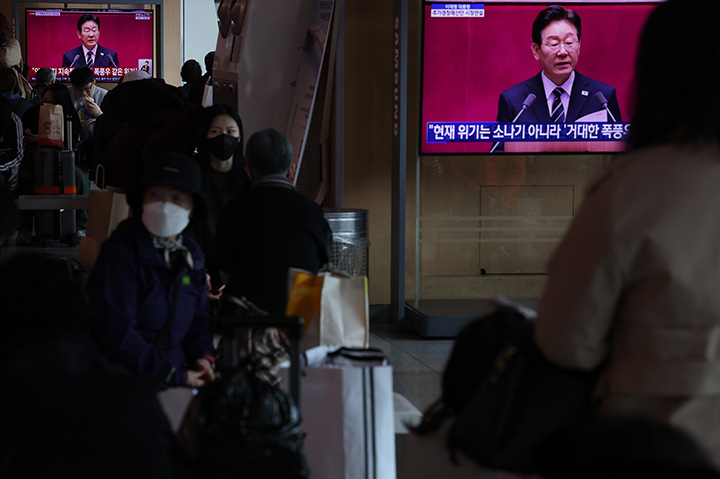 서울역 대합실 시민들이 지난 2일 이재명 대통령의 중동 전쟁 대응 추가경정예산안 관련 국회 시정연설을 실시간으로 시청하고 있다.(사진=저작권자(c) 연합뉴스, 무단 전재-재배포 금지)