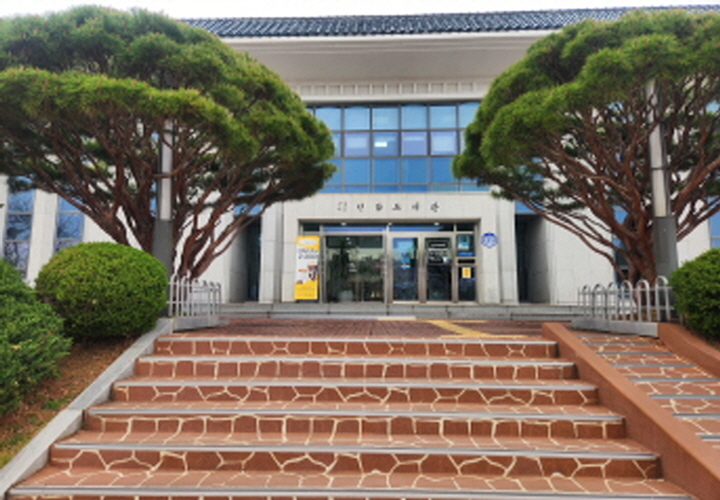 <경남 진주 연암도서관 전경, 본인촬영>