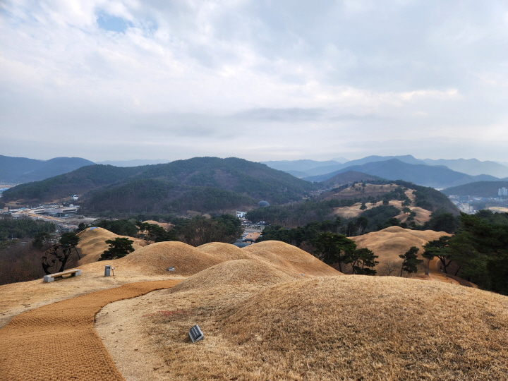 대가야의 수도였던 고령에 유네스코 세계유산으로 등재된 지산동 고분군이 있다.