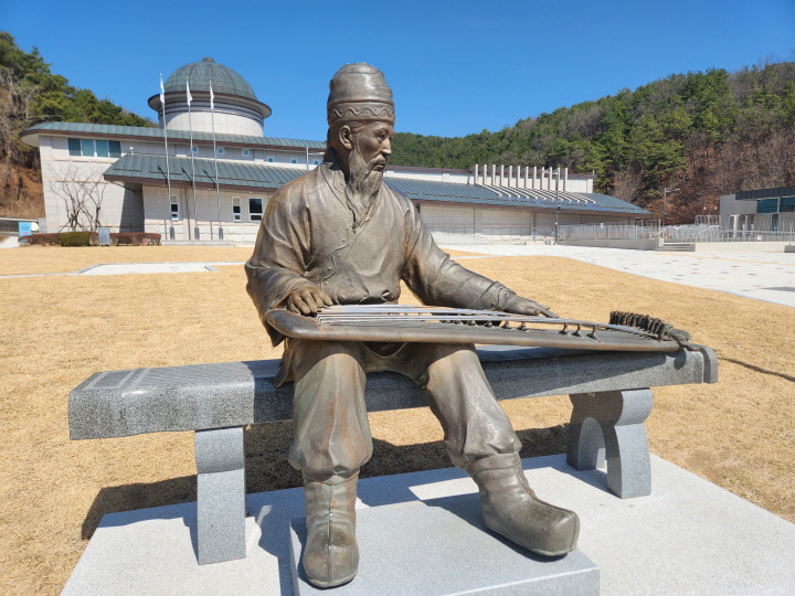 우륵박물관에서 가야금의 시조 우륵 이야기를 만날 수 있다.