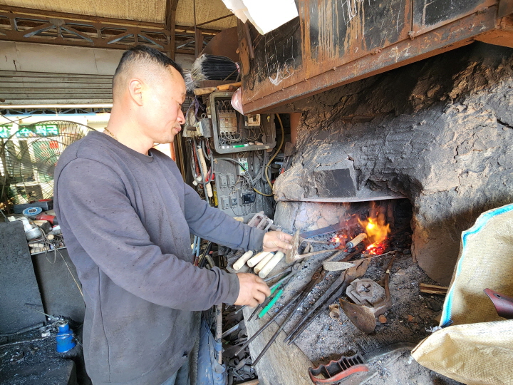 고령대장간은 전통 방식을 고수하면서 농기구를 제작하고 있는 보기 드문 곳이다.