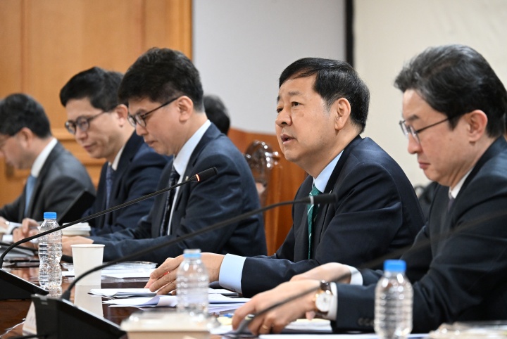 구윤철 부총리 겸 재정경제부 장관이 2일 서울 중구 은행연합회에서 열린 시장상황점검회의를 주재하고 있다.(ⓒ뉴스1, 재정경제부 제공, 무단 전재-재배포 금지)