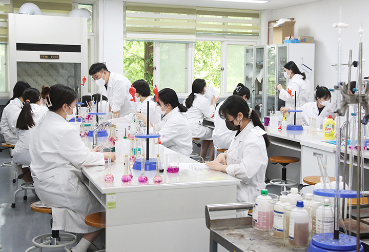 경기도 수원시 삼일공업고등학교에서 화공과 학생들이 국가기술자격 실기시험을 앞두고 실습수업을 하고 있다. 2021.6.14 (사진=저작권자(c) 연합뉴스, 무단 전재-재배포 금지)