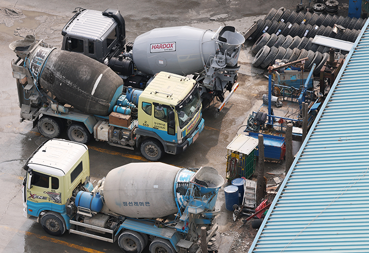 중동 긴장 고조로 나프타 수급 불안이 이어지면서 건설 현장에서도 자재 가격 인상과 공급 차질 우려가 커지고 있는 가운데 경기 안양시의 한 레미콘 공장에서 믹서트럭들이 주차돼 있다. 2026.4.1 (ⓒ뉴스1, 무단 전재-재배포 금지)
