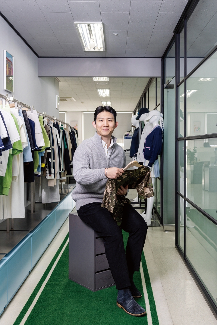 쿨베어스 이민재 대표가 불가사리, 성게 등 해적생물을 활용해 제작한 의류를 살펴보고 있다. 사진 C영상미디어