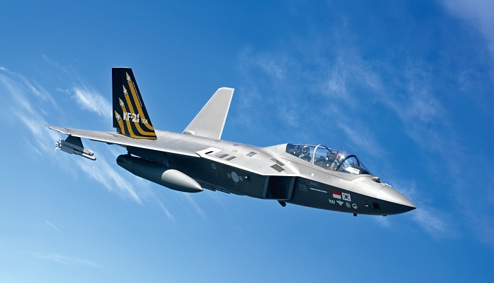 손석락 공군참모총장이 2025년 11월 5일 경남 사천기지에서 취임 후 첫 지휘비행으로 KF-21 전투기에 탑승해 시험비행을 실시했다. 사진 공군