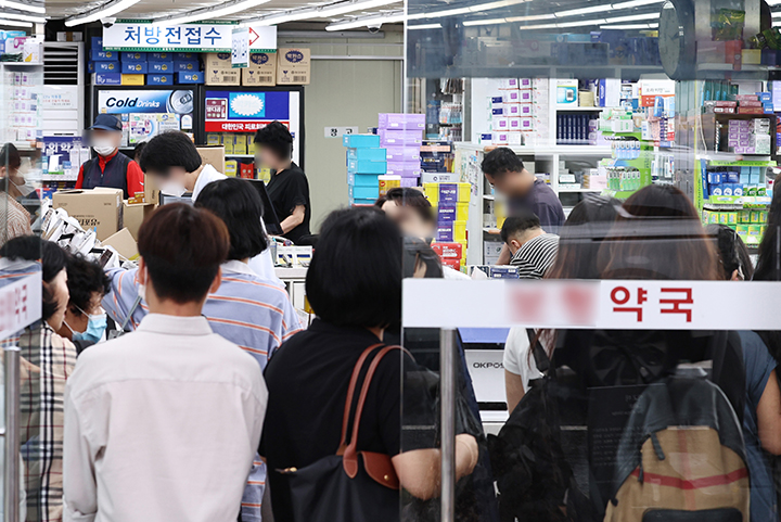 13일 오후 서울 시내의 한 약국에서 시민들이 약을 처방받고 있다. 2024.9.13 (ⓒ뉴스1, 무단 전재-재배포 금지)