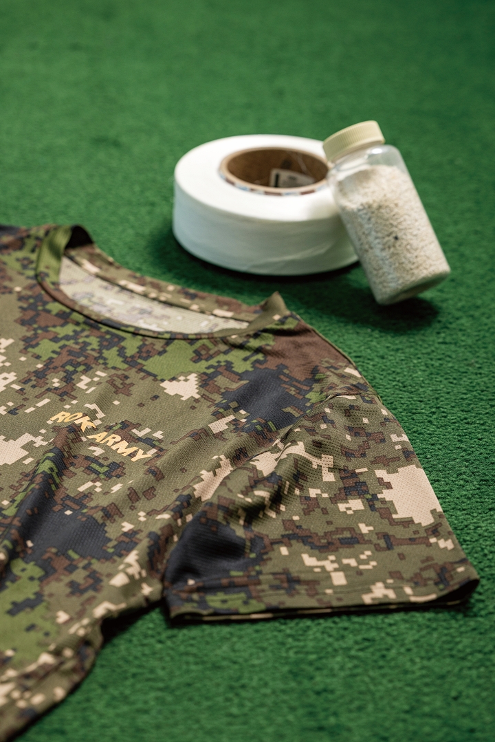 불가사리, 성게 등 해적생물에서 추출한 뒤 미세하게 분쇄한 탄산칼슘과 이를 활용해 만든 실, 의류가 함께 놓여있다. 사진 C영상미디어