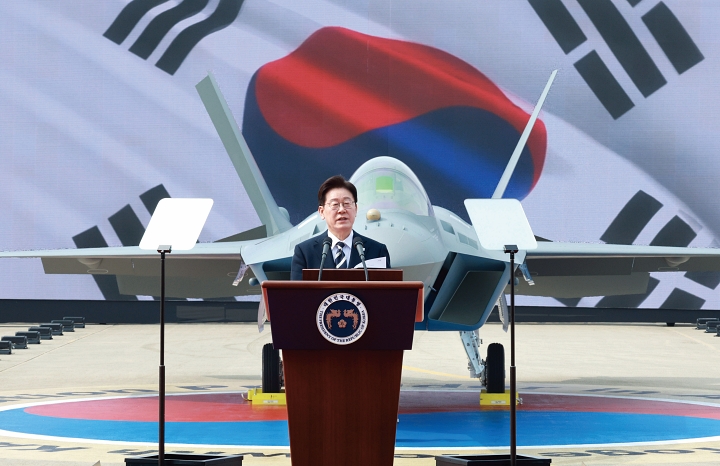 이재명 대통령이 3월 25일 한국항공우주산업(KAI) 본사에서 열린 KF-21 양산 1호기 출고식에서 격려사를 하고 있다. 사진 뉴시스