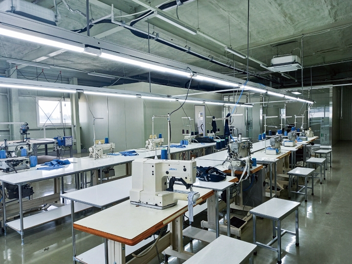 본격적인 의류 생산을 앞둔 쿨베어스 익산 공장에 불이 켜져있다. 사진 쿨베어스