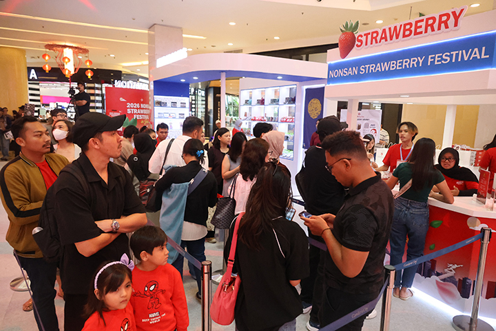 '2026 논산시 농식품 해외박람회'가 열리고 있는 인도네시아 자카르타 '간다리아 시티몰'이 7일 딸기를 사러 온 방문객들로 붐비고 있다. 2026.2.7 (사진=저작권자(c) 연합뉴스, 무단 전재-재배포 금지)