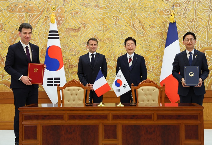 배경훈 부총리 겸 과학기술정보통신부 장관과 필립 바티스트 프랑스 고등교육·연구·우주부 장관이 3일 청와대에서 이재명 대통령과 에마뉘엘 마크롱 대통령이 임석한 가운데 인공지능, 반도체 및 양자기술 분야 협력 의향서 교환 후 기념촬영을 하고 있다.(사진=저작권자(c) 연합뉴스, 무단 전재-재배포 금지)