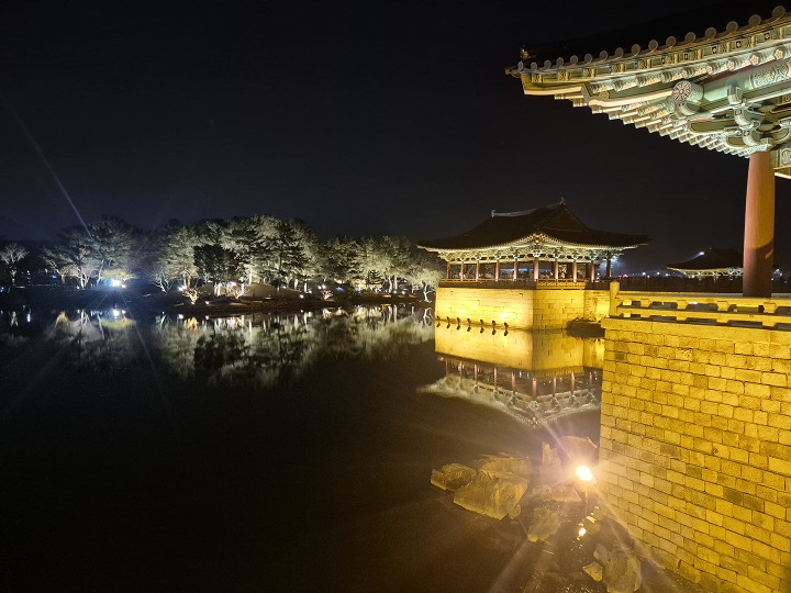 궁궐의 반영과 은은한 조명이 아름다운 동궁과 월지(안압지).