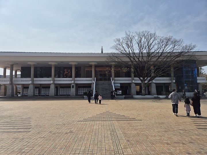 국립경주박물관 내 신라역사관 앞.