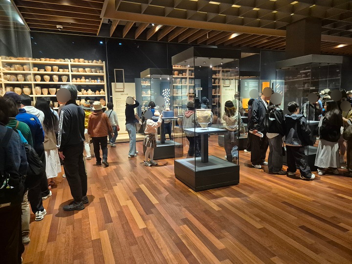 신라역사관 전시관을 가득 채운 관람객.